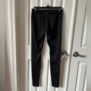 Lululemon Black polka dot Wunder Unders leggings 6